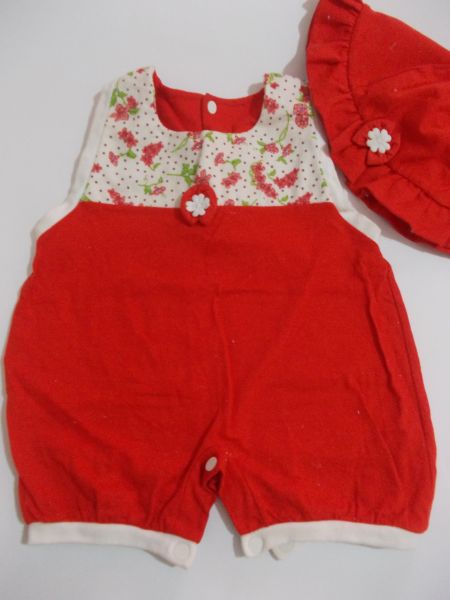 Macacão vermelho com chapéu